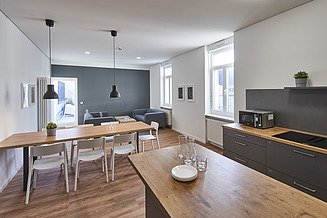 Zu sehen ist die modernisierte Küche des Bauen im Bestand Projektes Sophienstudios in Karlsruhe.