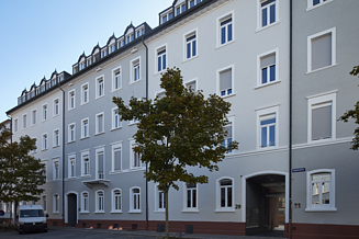 Zu sehen ist die Hausfassade des Bauen im Bestand-Projektes Sophienstudios in Kalrsruhe.