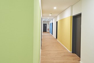 Zu sehen ist der renovierte Flur der Sophienstudios in Karlsruhe, ein Bauen im Bestand Projekt der Ed. Züblin AG.