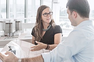 Zwei Planer Zu sehen sind zwei Planer die sich über Sanierung und Umbau einer Bestandsimmobilie unterhalten